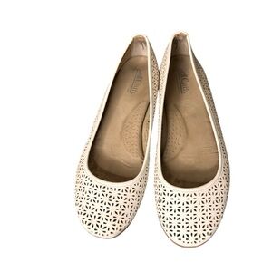 Cliffs by White Mountain White Women’s Size 10 Medium Slip on, intricate design